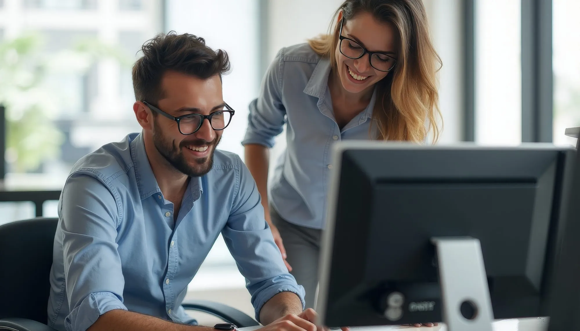 Persone al lavoro su un computer in ufficio, davanti alla piattaforma